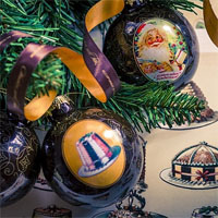 Новогодний шар для праздничной елки из серии Новый год на пороге и Торты-Короли Торт-мороженое Король №8