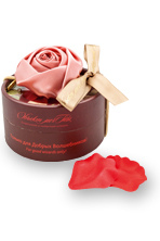Мыло для эстетов в форме очаровательных лепестков розы Розовое волшебство (розовая роза на красных лепестках)