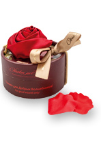 Мыло для эстетов в форме очаровательных лепестков розы Розовое волшебство (красная роза на красных лепестках)