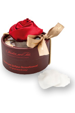 Мыло для эстетов в форме очаровательных лепестков розы Розовое волшебство (красная роза на белых лепестках)